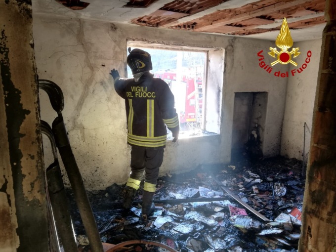 Le fiamme hanno divorato una delle stanze, fortunatamente la casa era disabitata