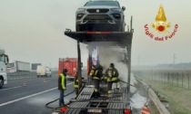 In fiamme una bisarca in A4: per fortuna nessun ferito, salve anche le 9 auto
