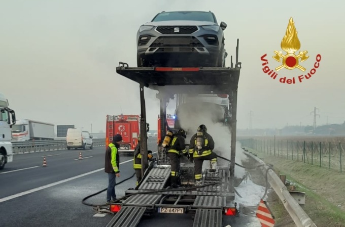 In fiamme una bisarca in A4: per fortuna nessun ferito, salve anche le 9 auto