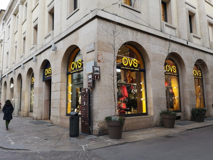 Rubano all’Ovs ma il titolare li fotografa: marocchino e ungherese presi con la refurtiva
