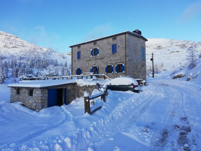 Rifugio Rumor, stagione d’apertura rimandata per colpa dei vandali