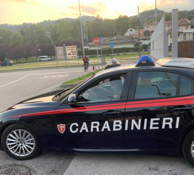 Cornedo, vagava per strada ubriaco brandendo un taglierino