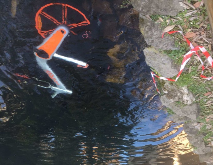 Vandalismi, bici “a mollo” nel laghetto e auto danneggiata al park Cricoli: è allarme in città