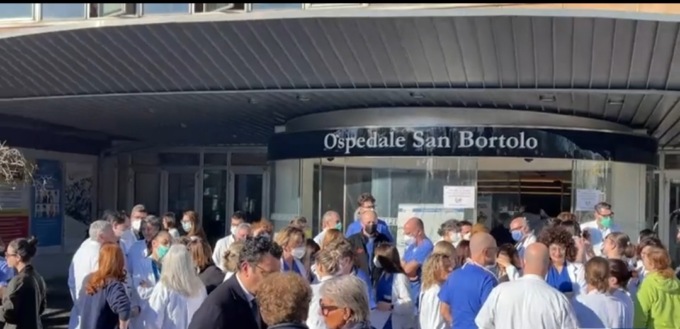 Aggressione San Bortolo, sit-in di protesta dei camici bianchi: ” Servono soluzioni subito”