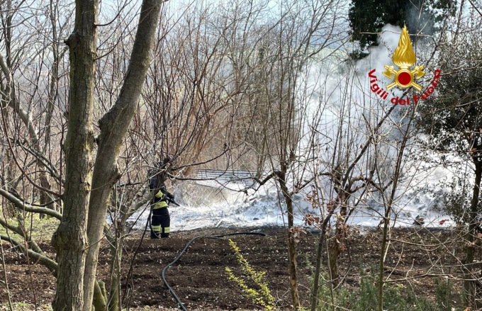Cento quintali di legna in fumo a Gambugliano, vigili del fuoco al lavoro per due ore