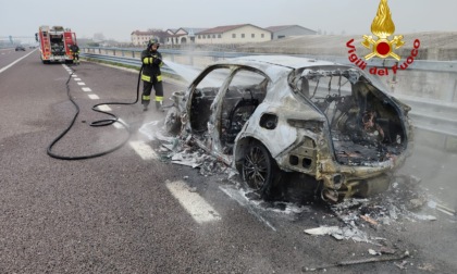 Paura sull'A31, il video del Suv divorato dalle fiamme: salvo l'autista