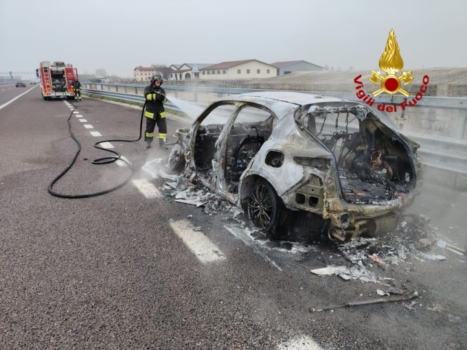 Paura sull’A31, il video del Suv divorato dalle fiamme: salvo l’autista