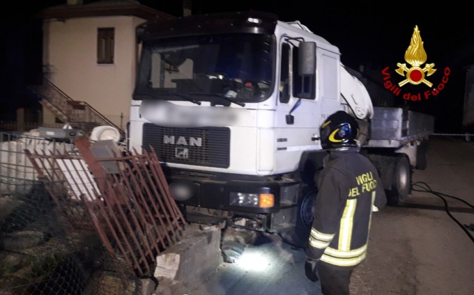 Camion “impazzito” a Thiene distrugge una recinzione e rompe un tubo del gas
