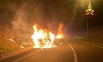 Terribile incidente nella notte: due auto distrutte dalle fiamme