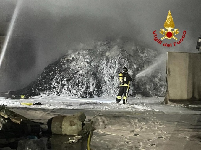 Vicenza, in fiamme cumuli di rifiuti: danni ingenti al centro di trattamento