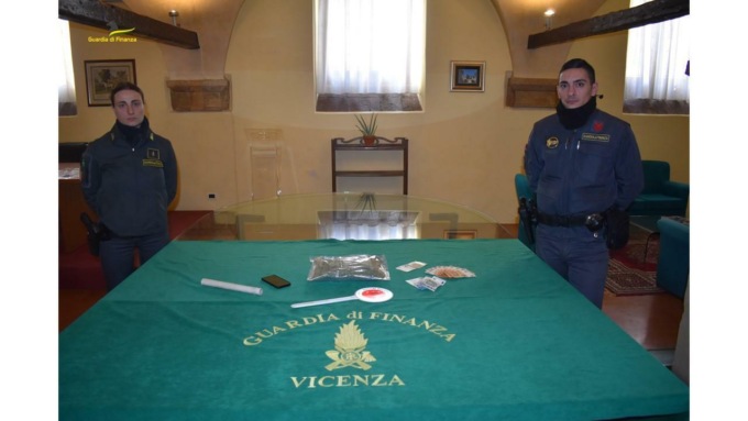 Operazione antidroga “giro di zona”, blitz delle forze dell’ordine: un arresto e 4 denunce per spaccio 