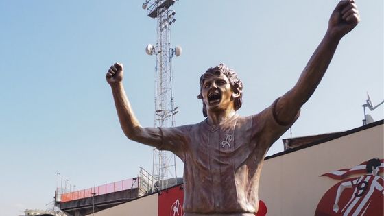Vicenza omaggia Paolo Rossi, inaugurata la statua di Pablito davanti allo stadio Menti