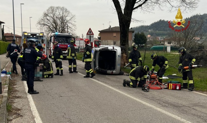 Montecchio Maggiore, finisce contro un platano e poi si ribalta: la conducente intrappolata nell’auto 