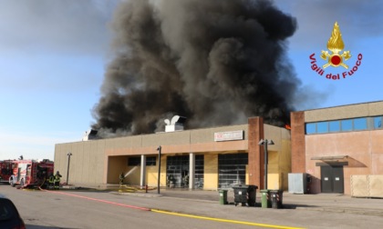 Azienda tessile di Sossano in fiamme, salvo per miracolo il supermercato confinante