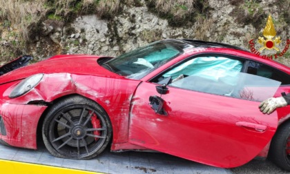 Si schianta con la Porsche durante raduno sull'Altopiano, le immagini della supercar distrutta