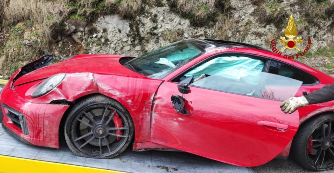 Si schianta con la Porsche durante raduno sull’Altopiano, le immagini della supercar distrutta