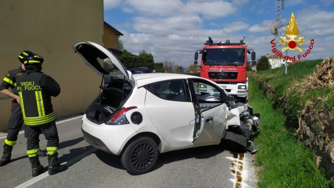 Esce di strada e schianta con l’auto, ferita la conducente