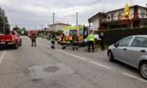 Investita da un'auto mentre era in sella alla sua bici, è stata soccorsa dai pompieri