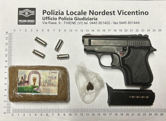 Minorenne “pizzicato” dalla polizia locale con 100 grammi di hashish nelle mutande, nel giubbotto una pistola scacciacani carica