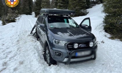 Giovane turista tedesca bloccata sulla neve passa la notte in auto a Gallio