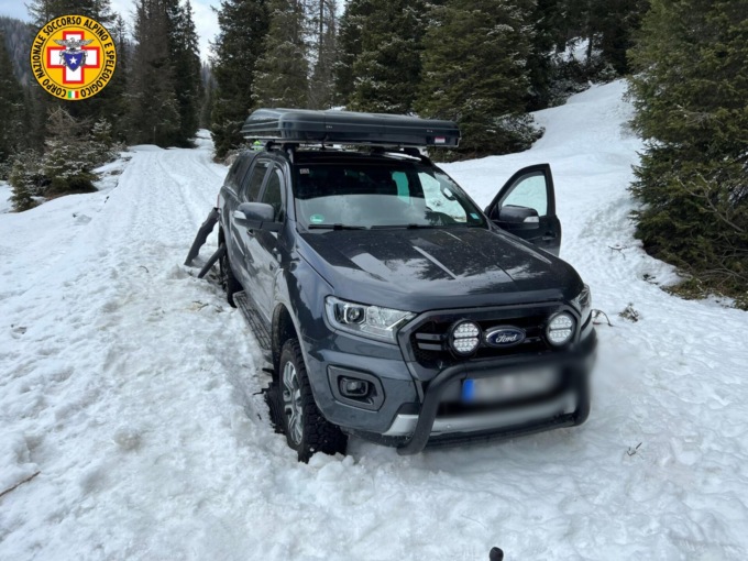 Giovane turista tedesca bloccata sulla neve passa la notte in auto a Gallio