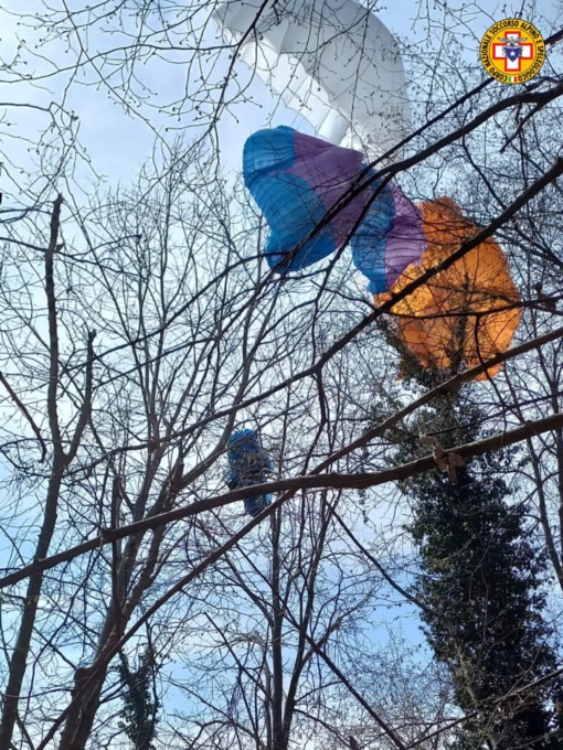 Scontro tra parapendii sui cieli di Pove: recuperato il pilota incastrato tra i rami di un albero