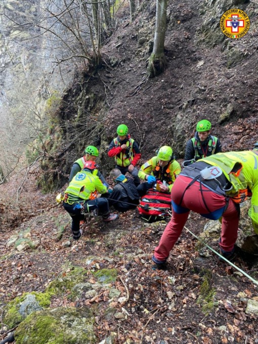 Scivola per 150 metri durante una passeggiata, ma riesce a rimanere cosciente e chiama i soccorsi