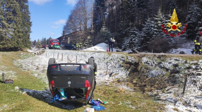 Asiago, le foto del tremendo schianto tra due auto sulla SP72: una donna in ospedale