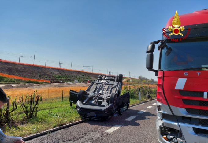Maxi incidente in A4 tra tre auto, un furgone e due tir: feriti e traffico in tilt