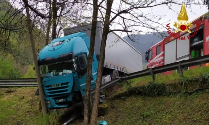 Auto e camion sfondano il guardrail, le incredibili foto dei due incidenti simili a Dueville e Monte di Malo