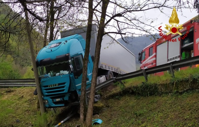 Auto e camion sfondano il guardrail, le incredibili foto dei due incidenti simili a Dueville e Monte di Malo