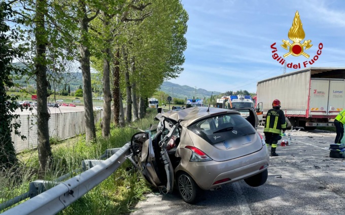 Frontale tra un’auto e un camion ad Arzignano: morta la 43enne alla guida dell’utilitaria