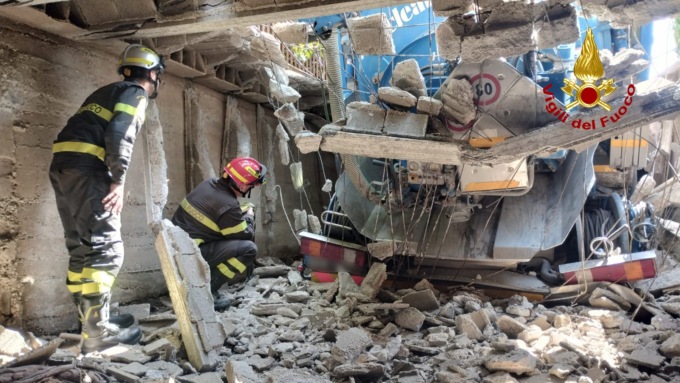 Il camion è troppo pesante e sprofonda in una voragine in mezzo alla strada