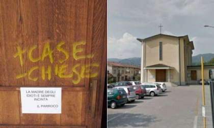 Schio, una scritta appare sulla porta della chiesa e il parroco risponde a tono