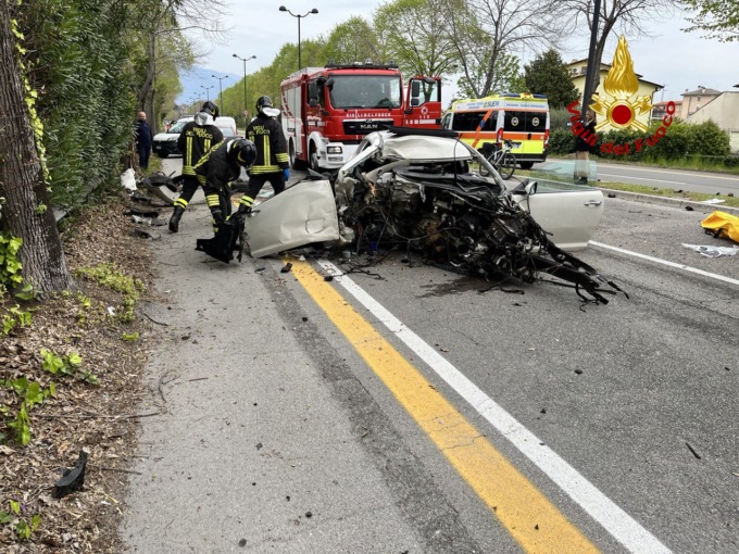 Si schianta con l’auto contro un albero, gravissimo il conducente: è stato estratto dalle lamiere