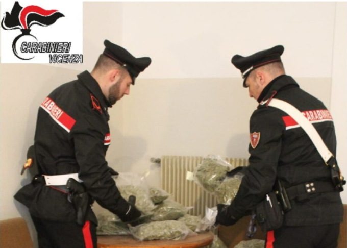 Cassola, 21enne beccato nel garage di un amico a fumarsi uno spinello: era “sdraiato” su 8 kg di stupefacente