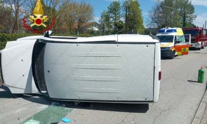 Dopo lo scontro con un'auto il furgoncino si ribalta, l'autista rimane incastrato