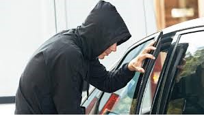 Ruba la borsa dall’auto ferma al distributore, beccato dalla polizia