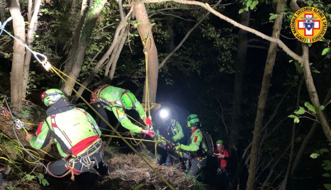 Le urla disperate nella notte, madre e figlia si erano perse nel bosco: salvate