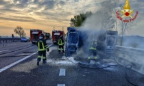 Le fiamme hanno distrutto un furgone in A4, intossicato un passeggero