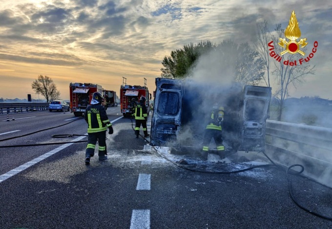 Le fiamme hanno distrutto un furgone in A4, intossicato un passeggero