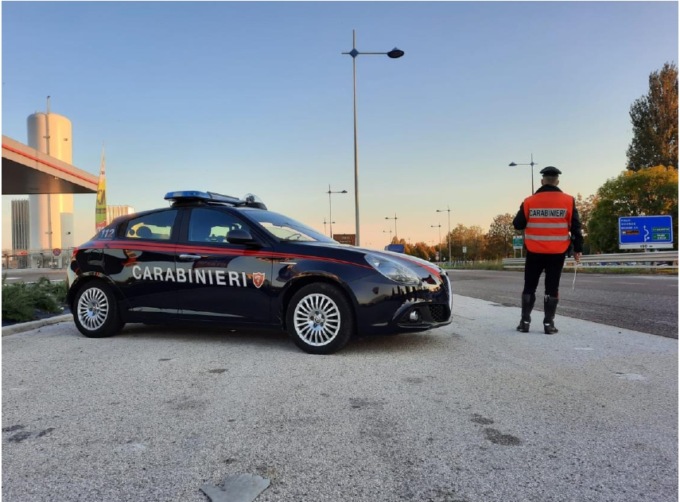 Caldogno, beccata mentre guida a zigzag tra le auto: rifiuta l’alcoltest e aggredisce i carabinieri 