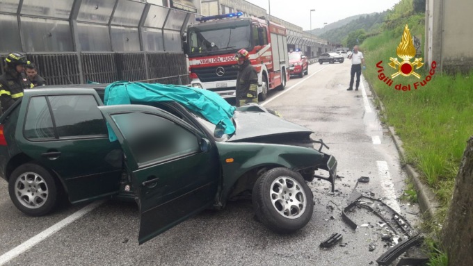 Perde il controllo dell’auto e finisce contro il muro: morto un 57enne di Valdagno
