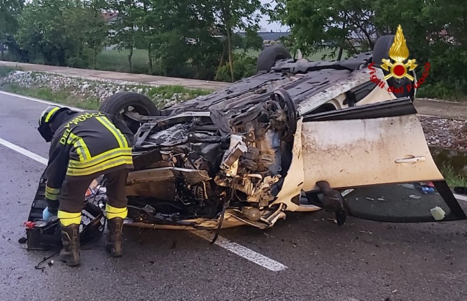 Rossano Veneto, le foto dell’auto che si è rovesciata in via Bassano: giovane intrappolata tra le lamiere