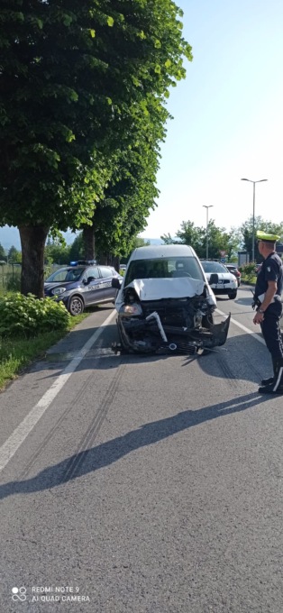 Thiene, tamponamento tra due mezzi: danni ingenti, ma feriti lievi