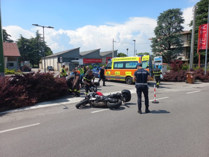 Incidente a Dueville, l’auto rallenta per svoltare: arriva la moto e la tampona