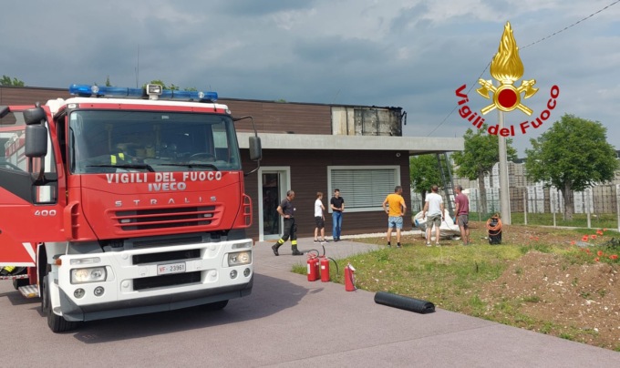La posa della guaina sul tetto si trasforma in un incubo: in fiamme un fabbricato