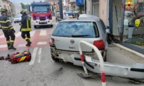Vicenza, malore in auto: sfonda gli archetti della ciclabile e la porta vetro di un negozio