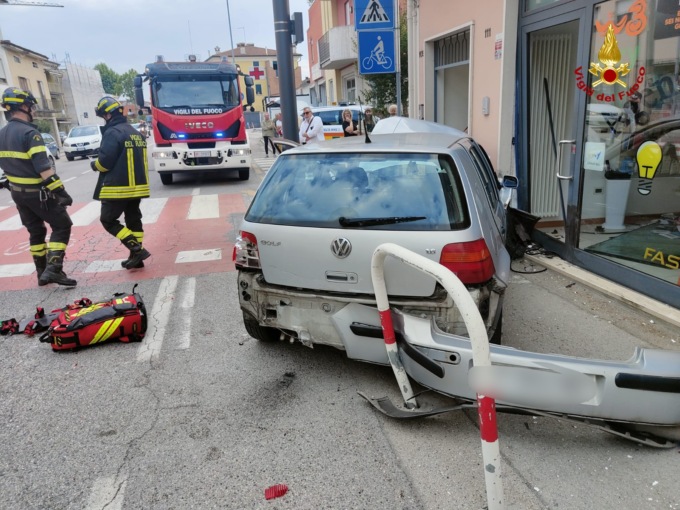 Vicenza, malore in auto: sfonda gli archetti della ciclabile e la porta vetro di un negozio