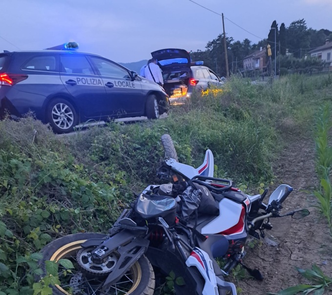 Marano Vicentino, esce di strada in sella alla sua moto: morto motociclista